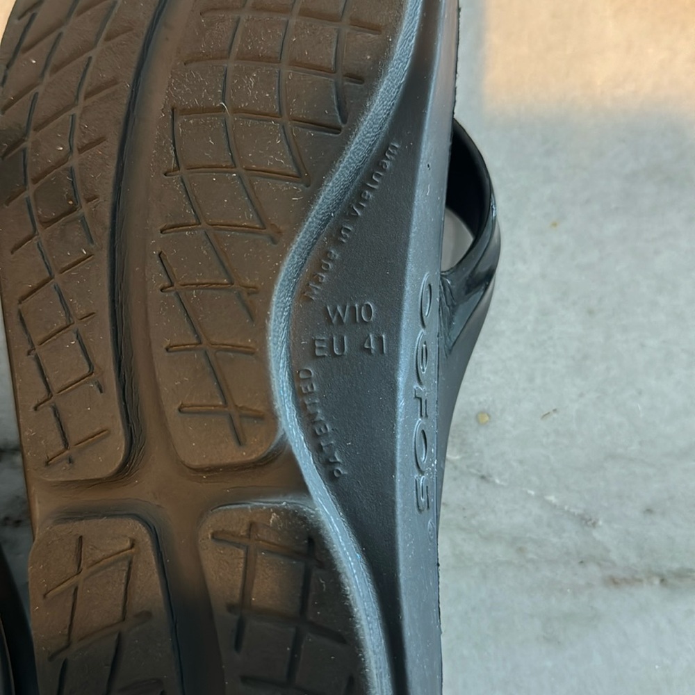 OOFOS shiny black sandals with arch support Size 10 EU 41 - Picture 3 of 4